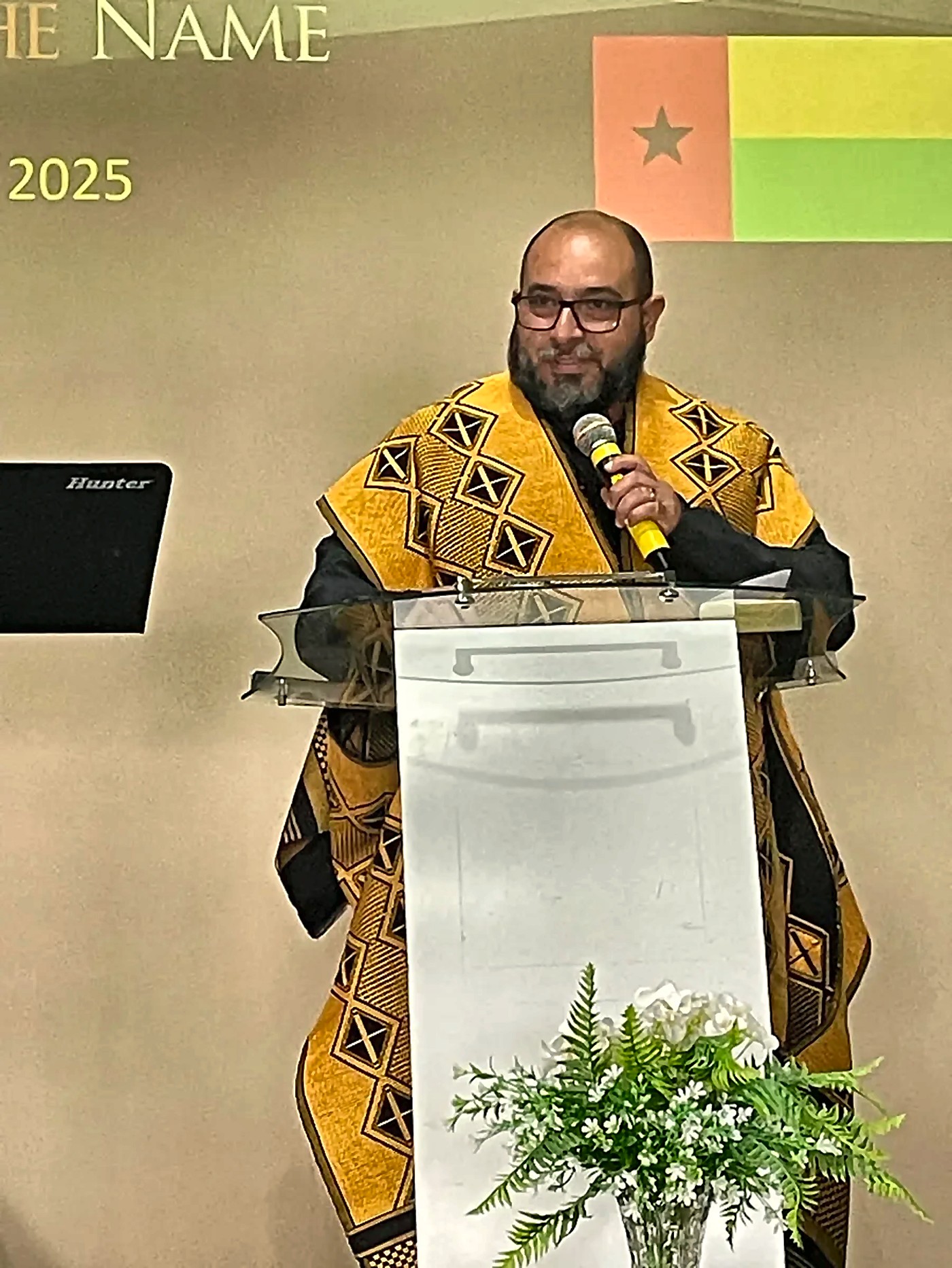 Rodrigo Marin num evento com a bandeira da Guiné-Bissau