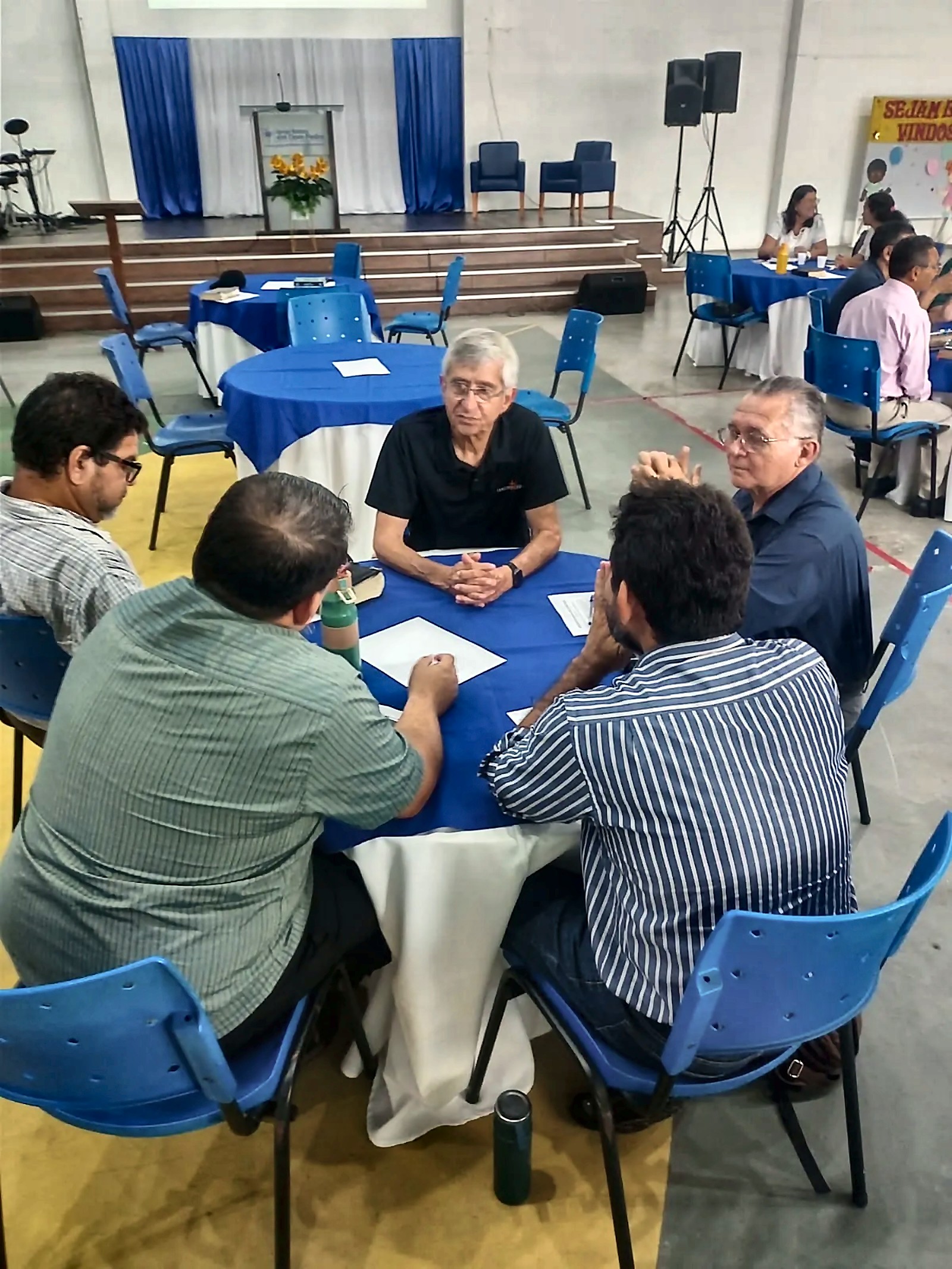 Mentoria em grupo numa mesa redonda